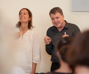 Steve PET demonstration with female client in Paris workshop